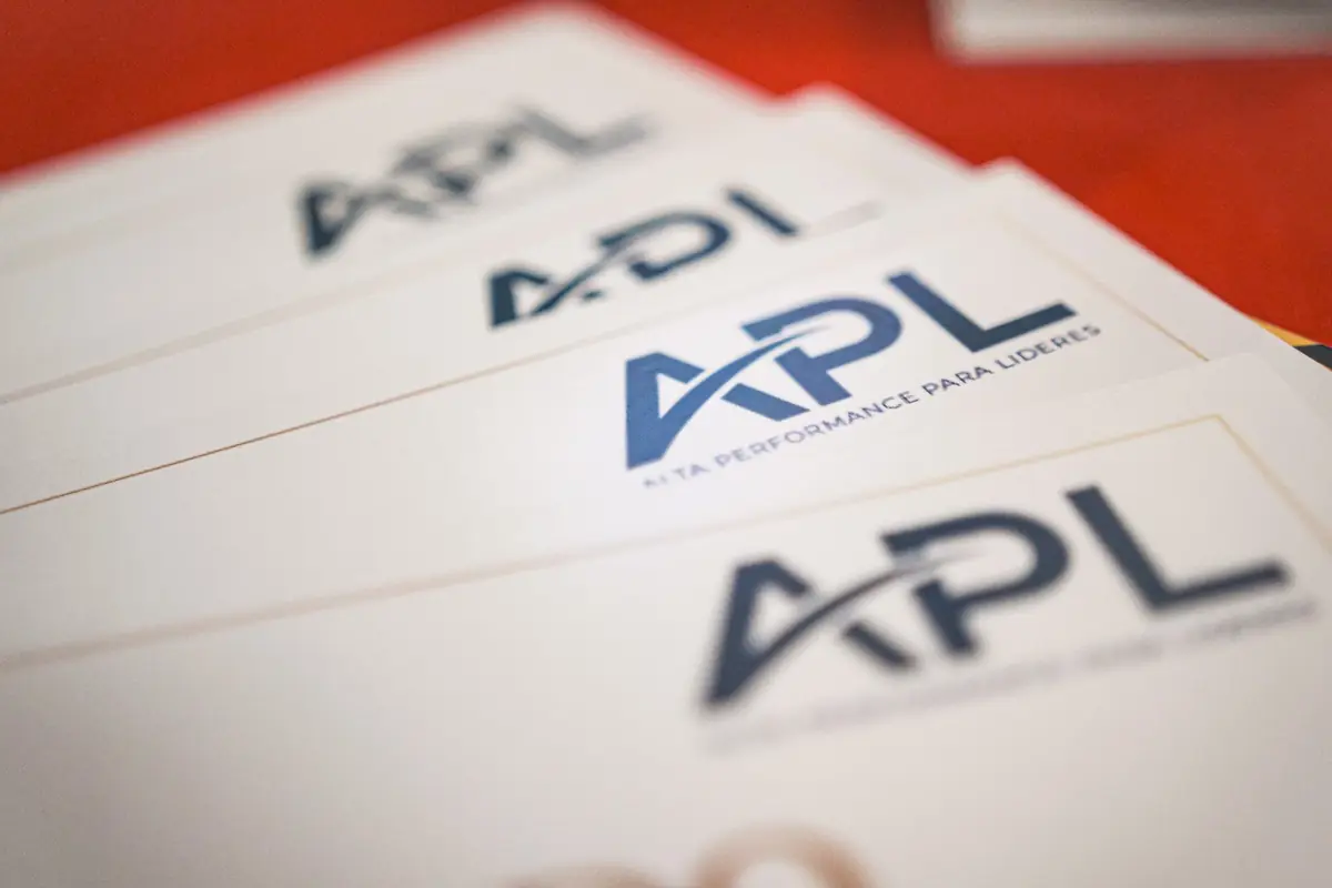 Material impresso com o logo APL – Alta Performance para Líderes