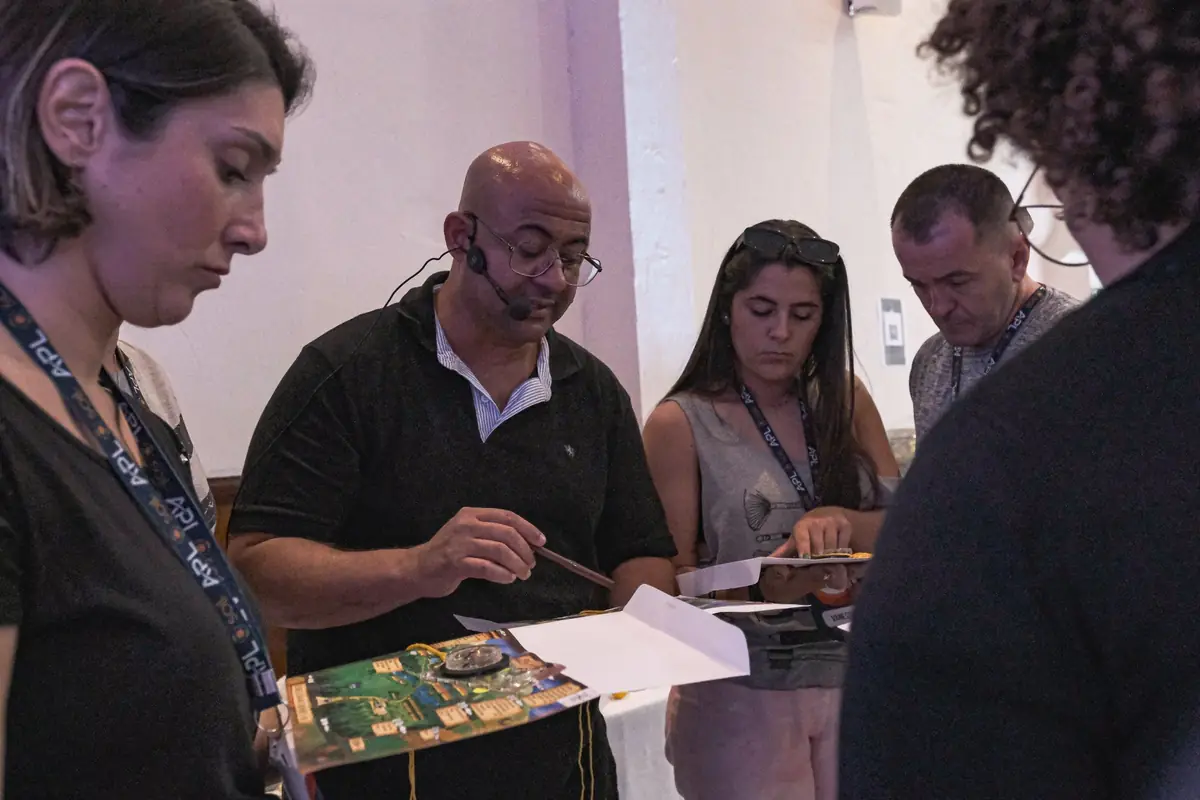 Sóstenes orientando participantes durante uma dinâmica com mapa e bússola
